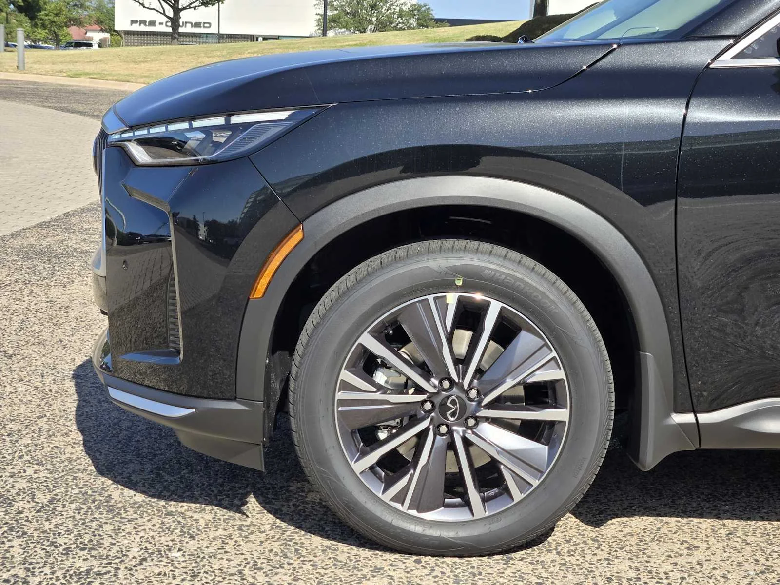 New 2027 MINERAL BLACK INFINITI Luxe AWD image 5