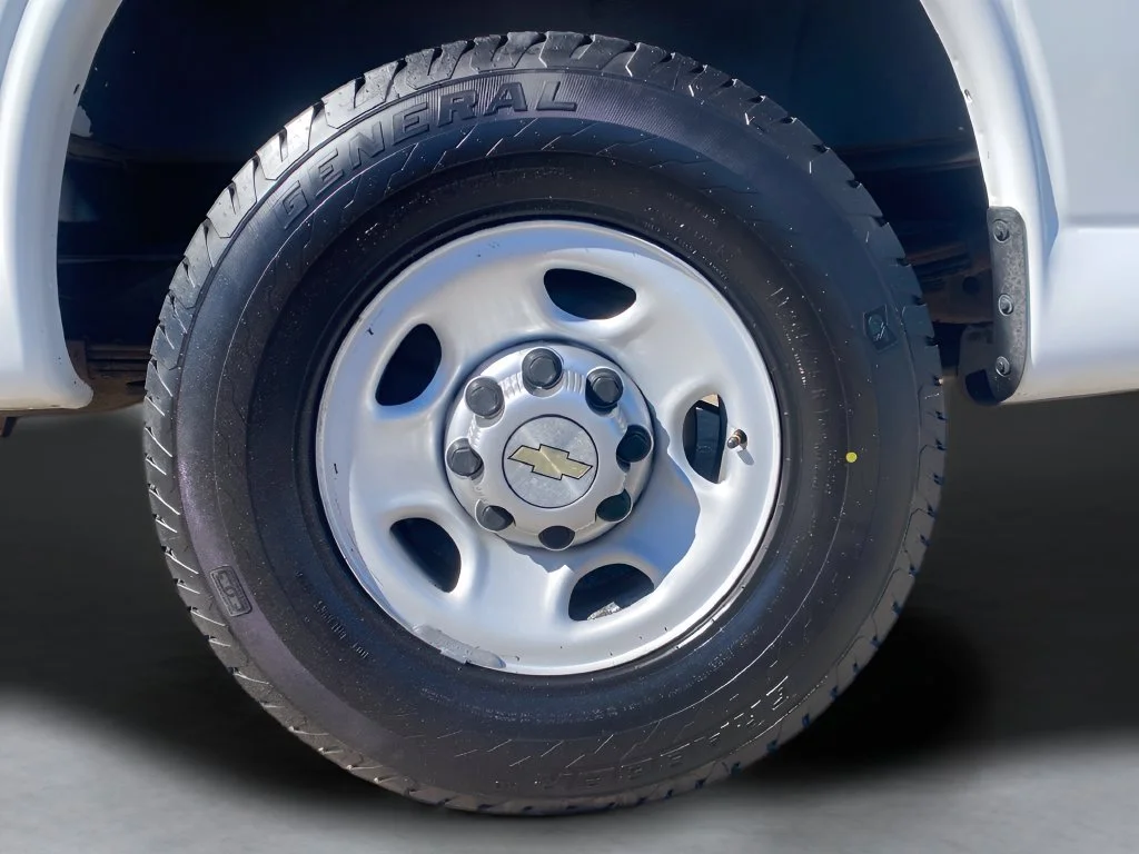 Used 2014 SUMMIT WHITE Chevrolet  image 29