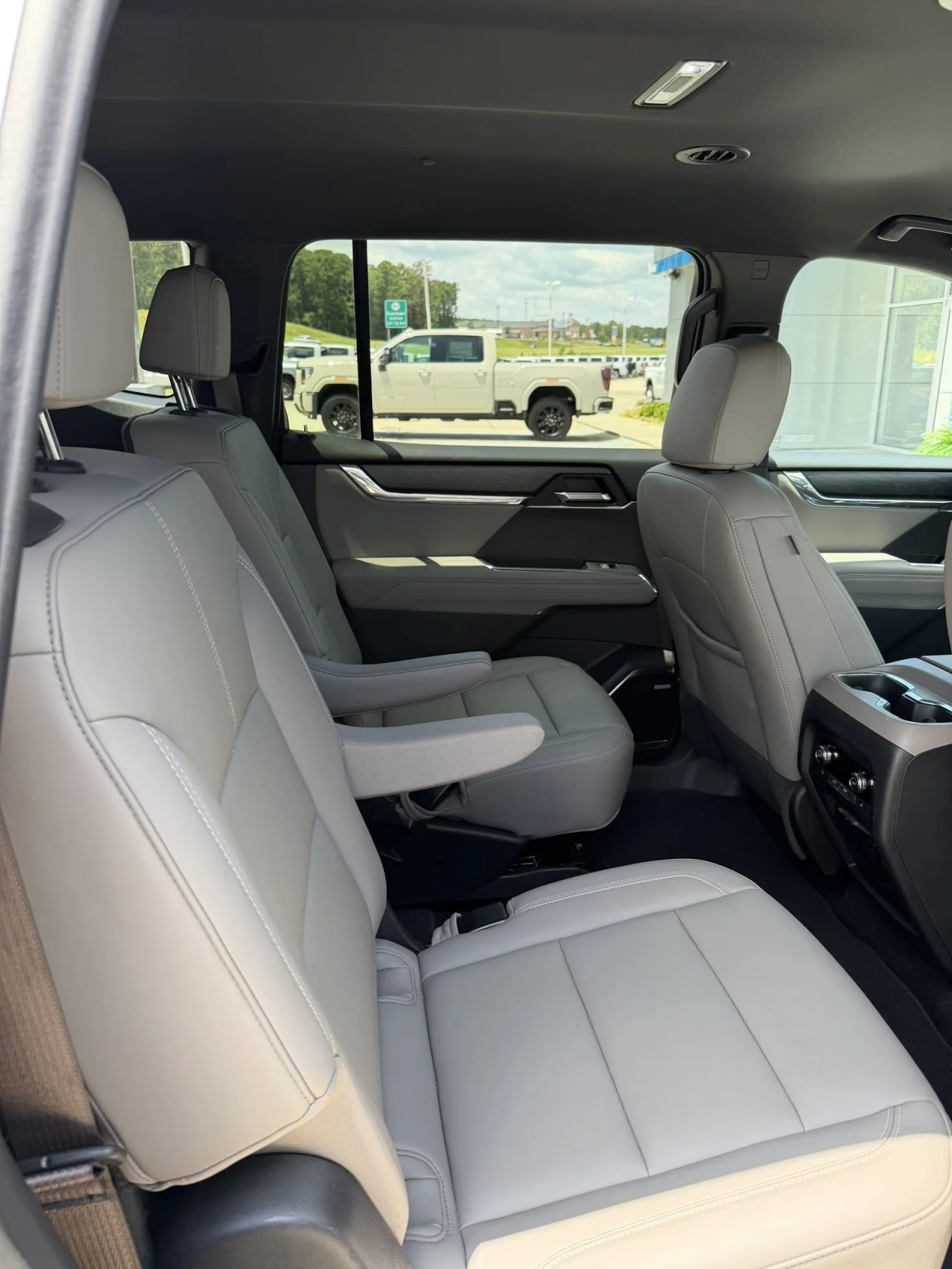 Used 2024 Summit White GMC Elevation image 5