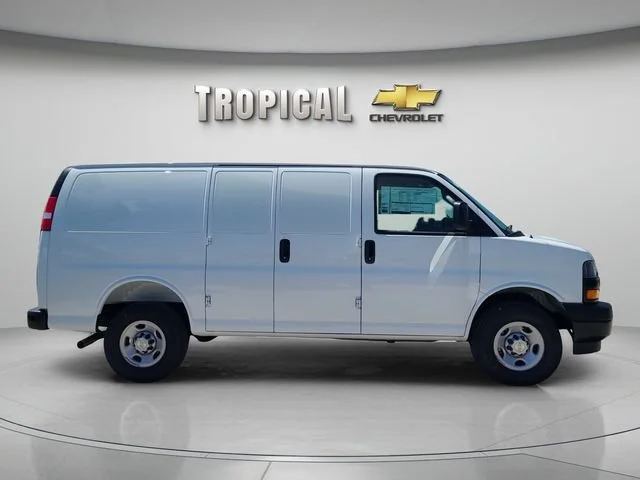 New 2026 Summit White Chevrolet WT image 6