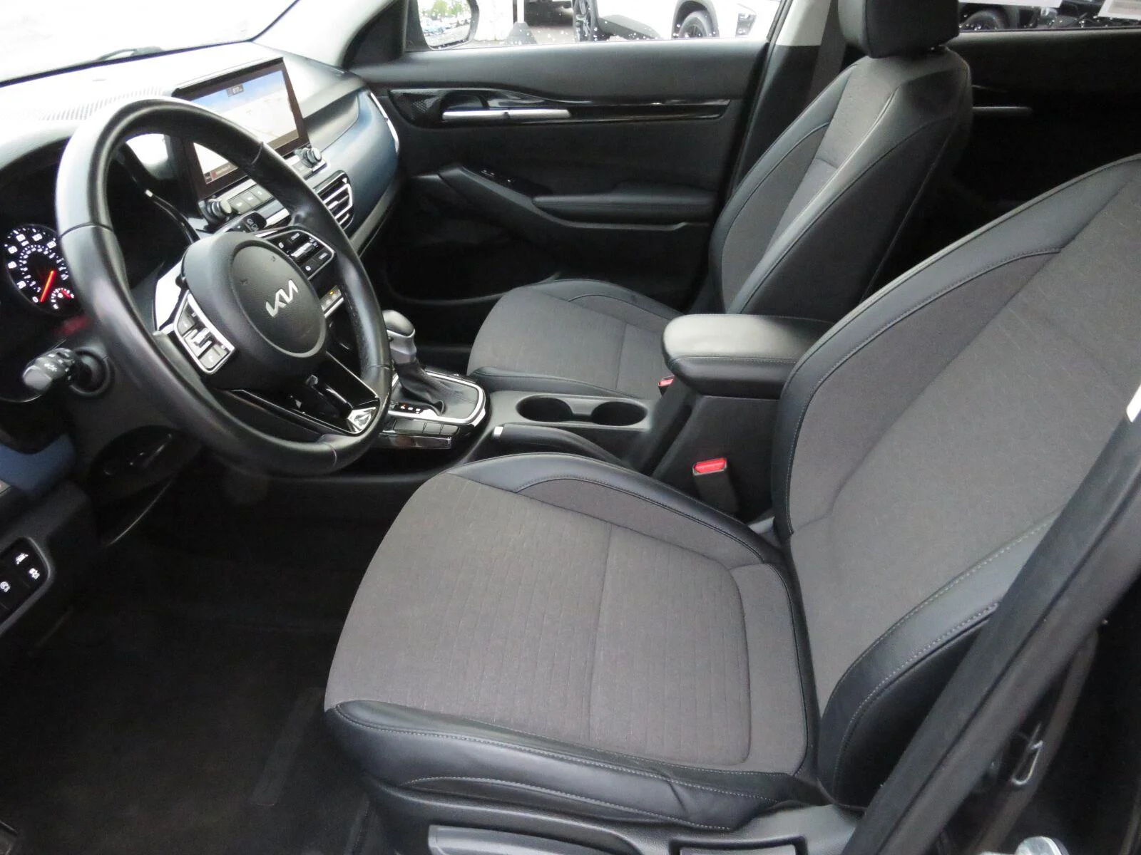 Used 2022 Cherry Black Kia S image 19