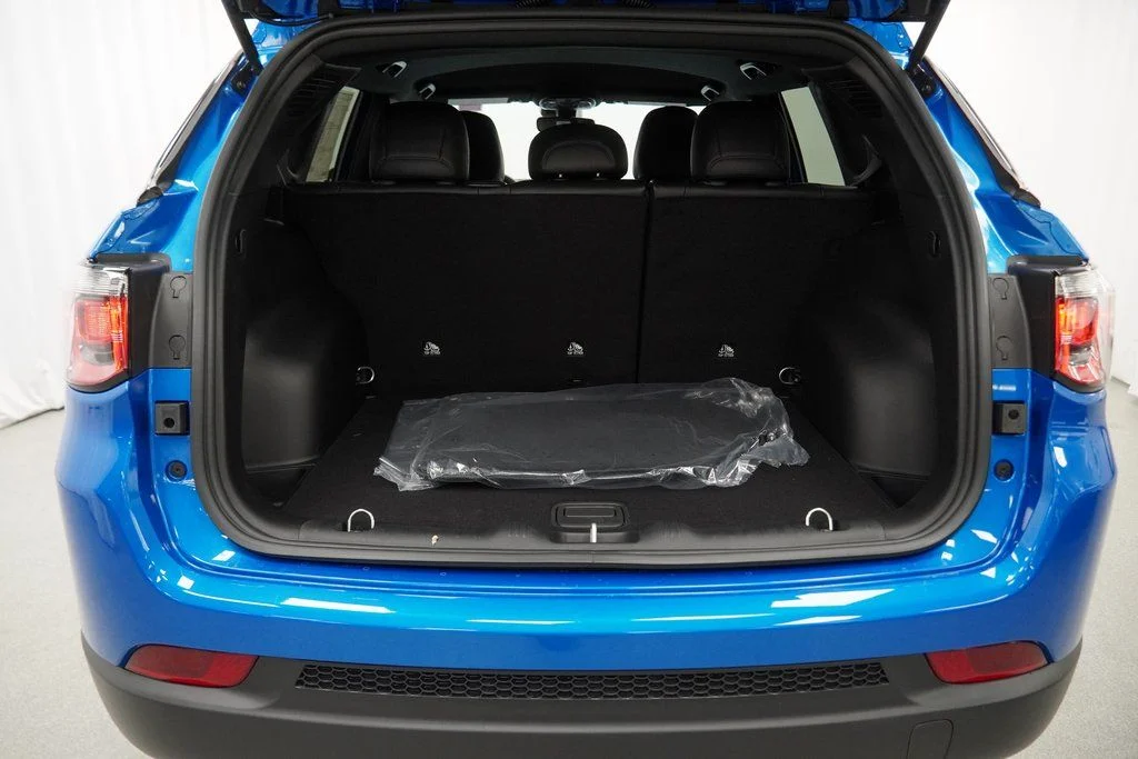 New 2026 Hydro Blue Pearlcoat Jeep Latitude image 32