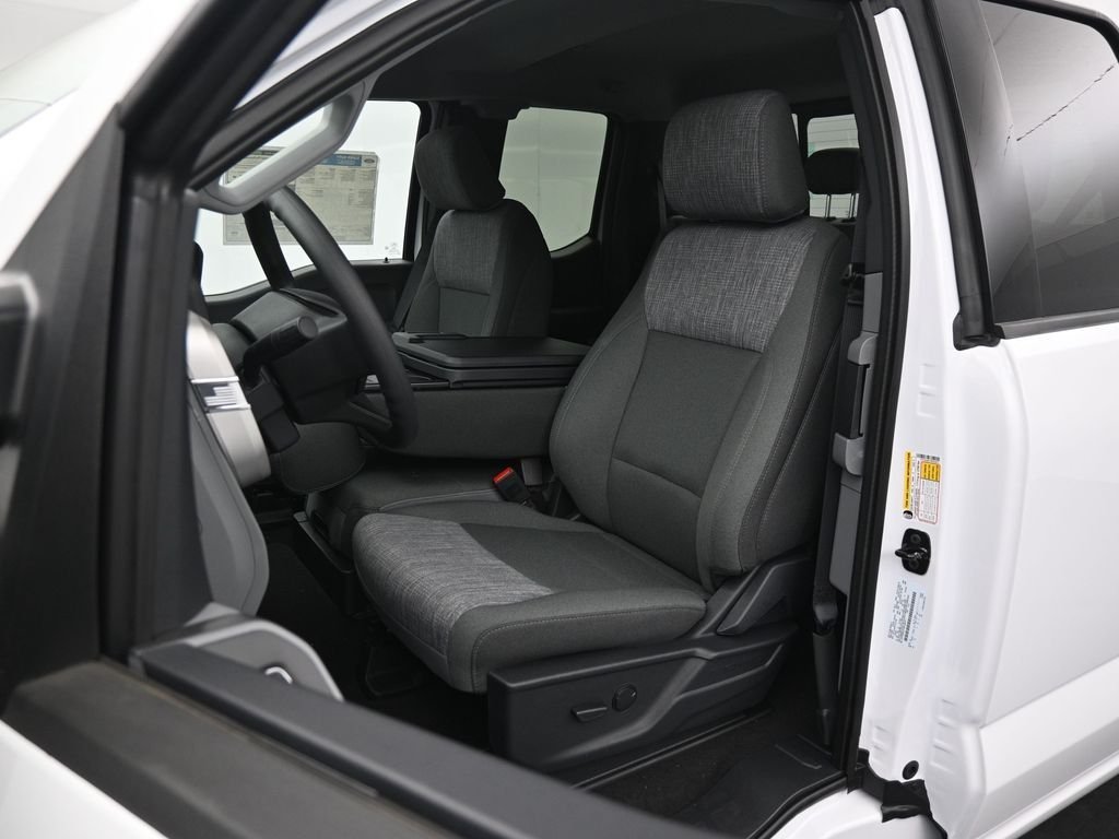 New 2026 Oxford White Ford XLT image 7