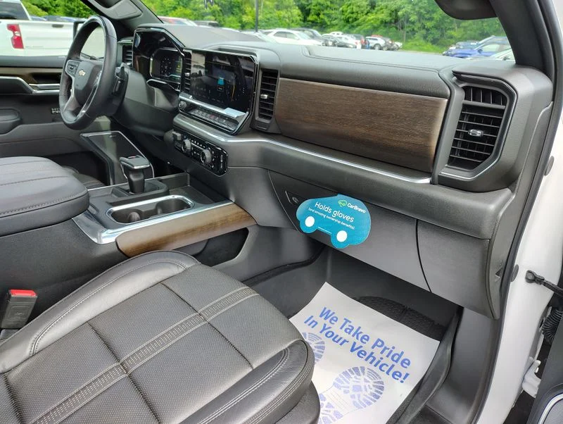 Used 2025 Beige Chevrolet High Country image 33