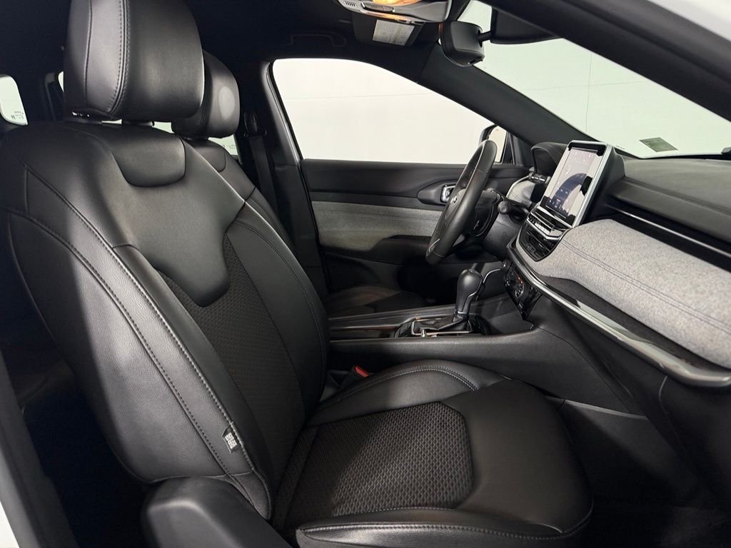 Used 2025 White Jeep Latitude image 30