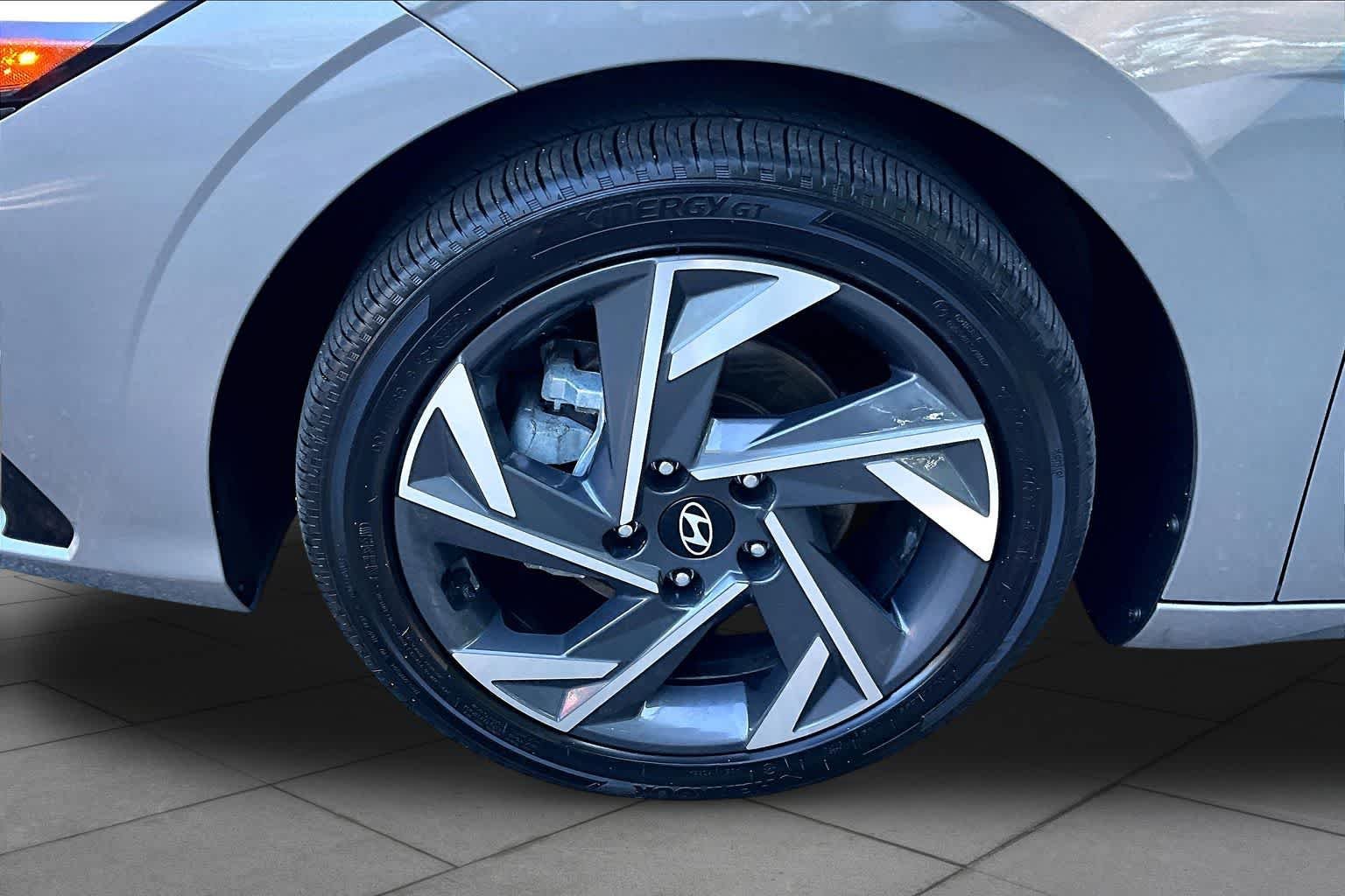 Used 2025 Fluid Metal Hyundai SEL Convenience image 11