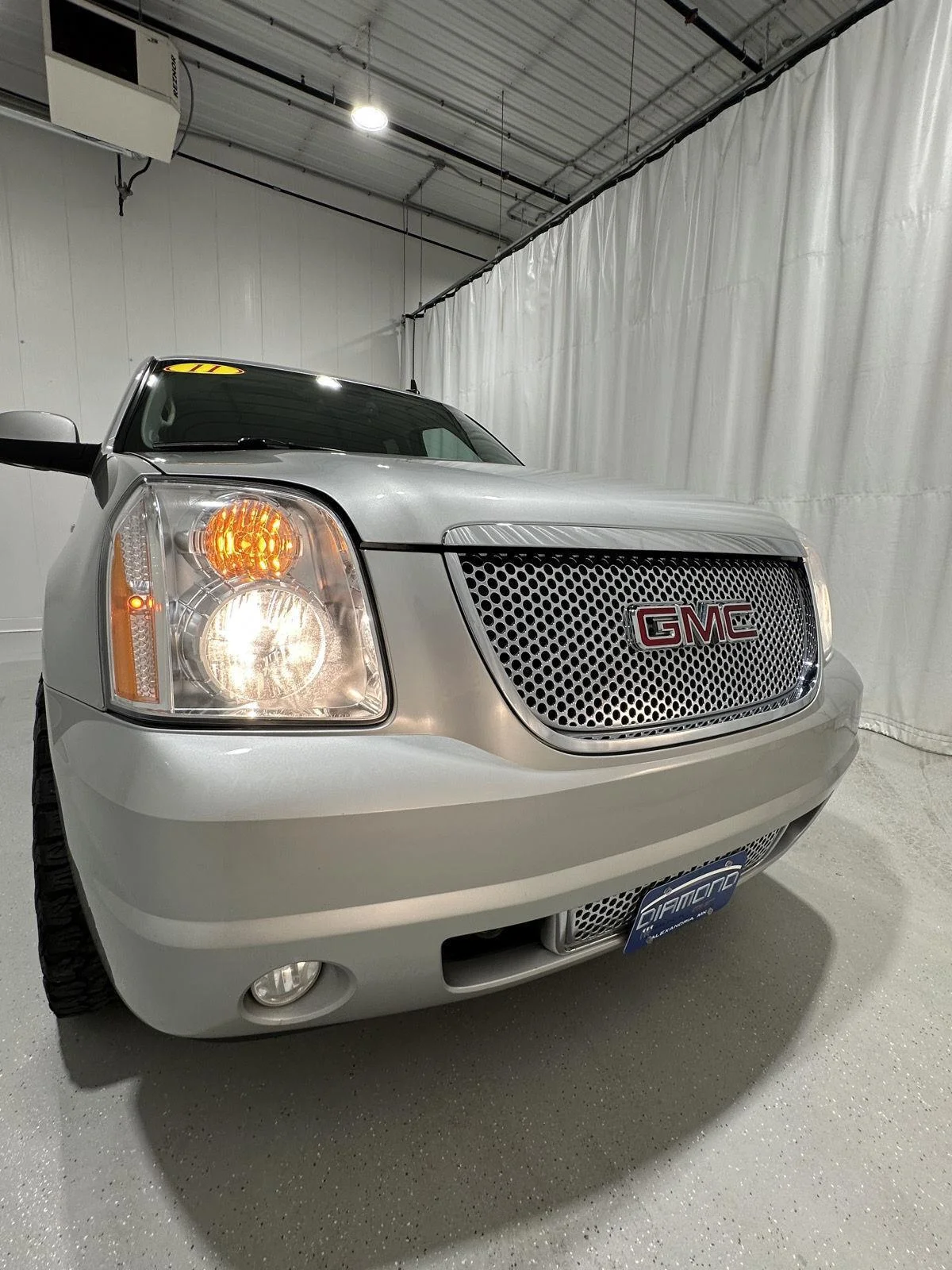 Used 2011 PURE SILVER METALLIC GMC Denali image 27
