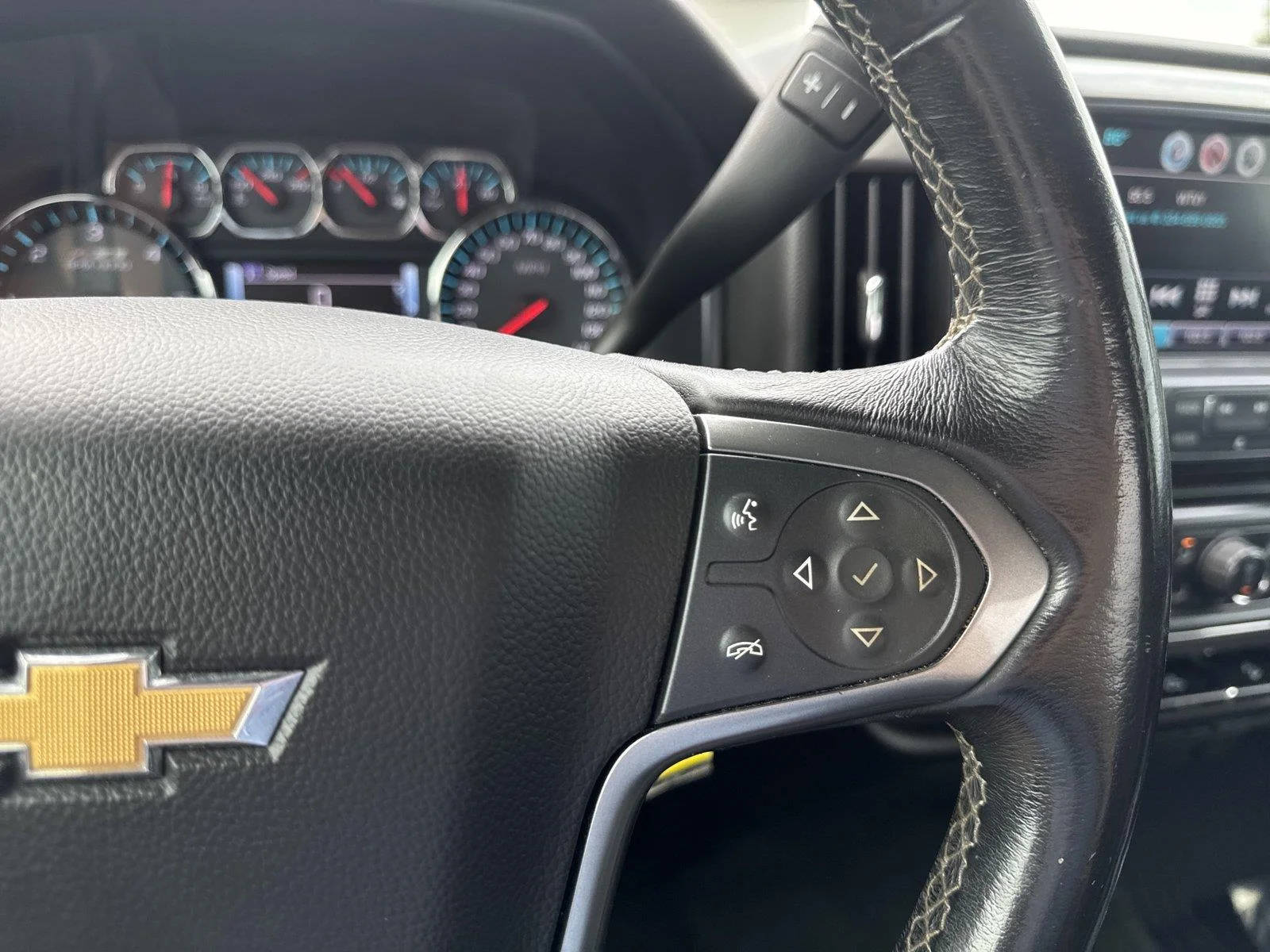 Used 2018 SUMMIT WHITE Chevrolet LT image 22