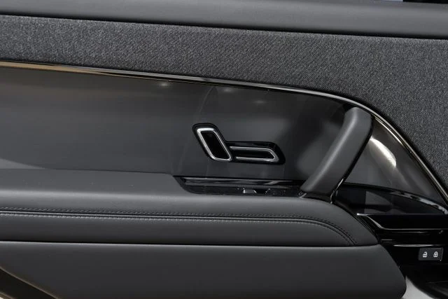 New 2026 Fuji White Land Rover Dynamic SE image 57
