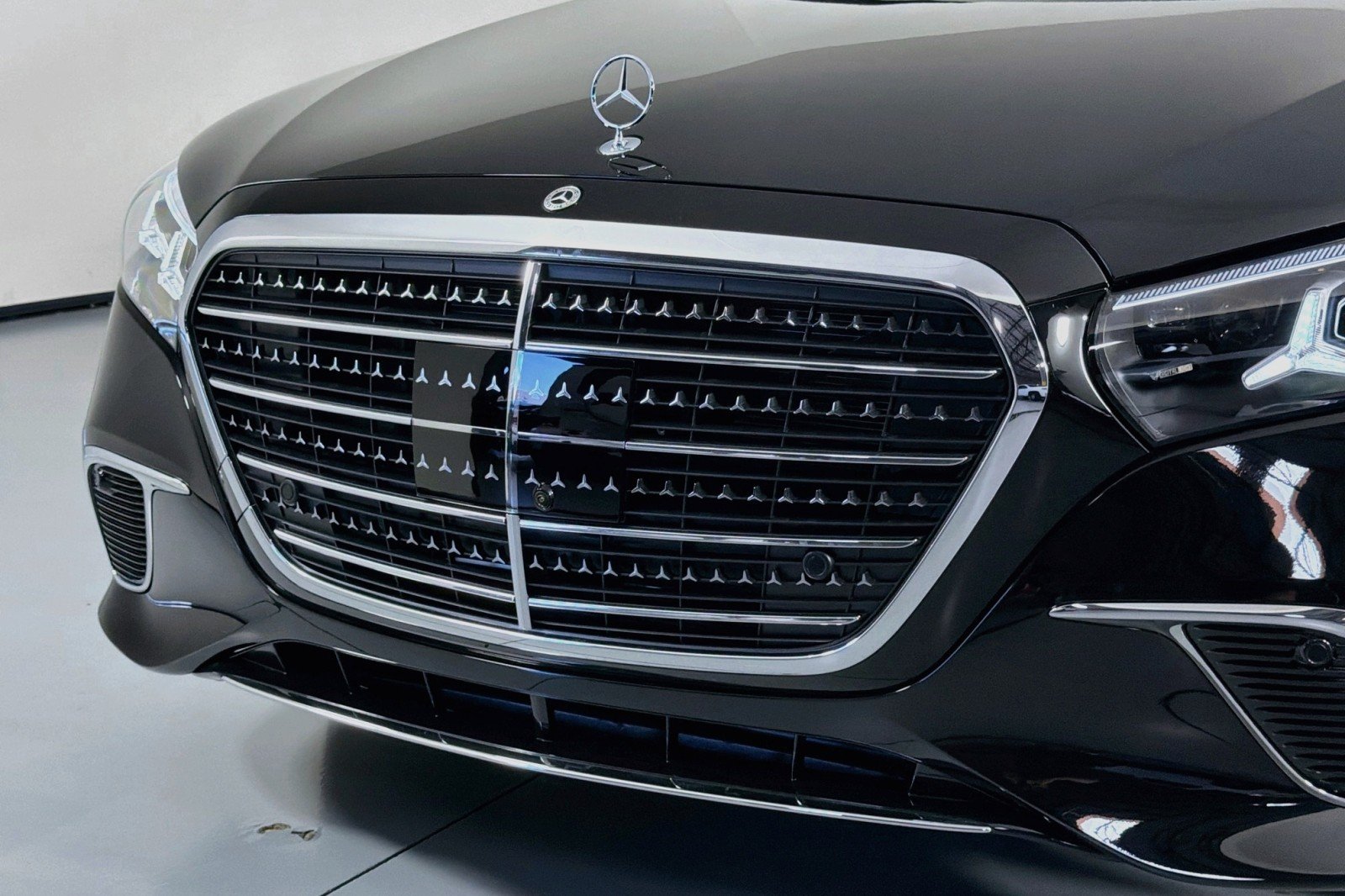 New 2027 Obsidian Black Metallic Mercedes-Benz S 580 4MATIC® Sedan image 12