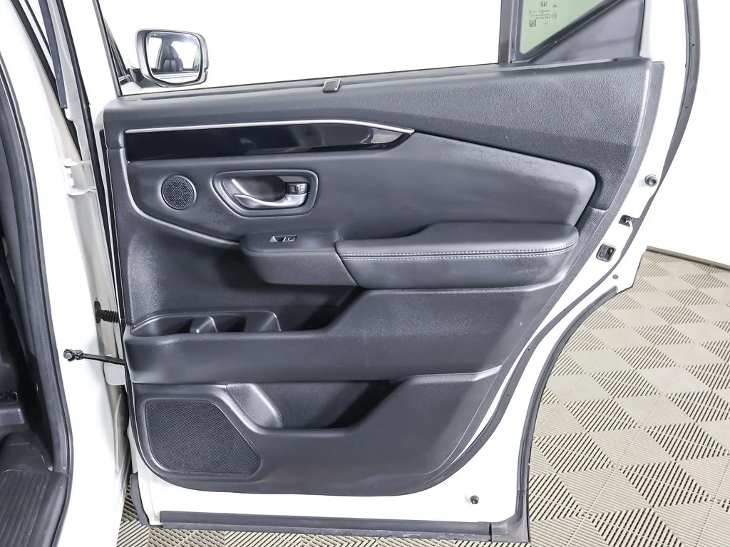 Used 2023 White Honda EX-L image 25
