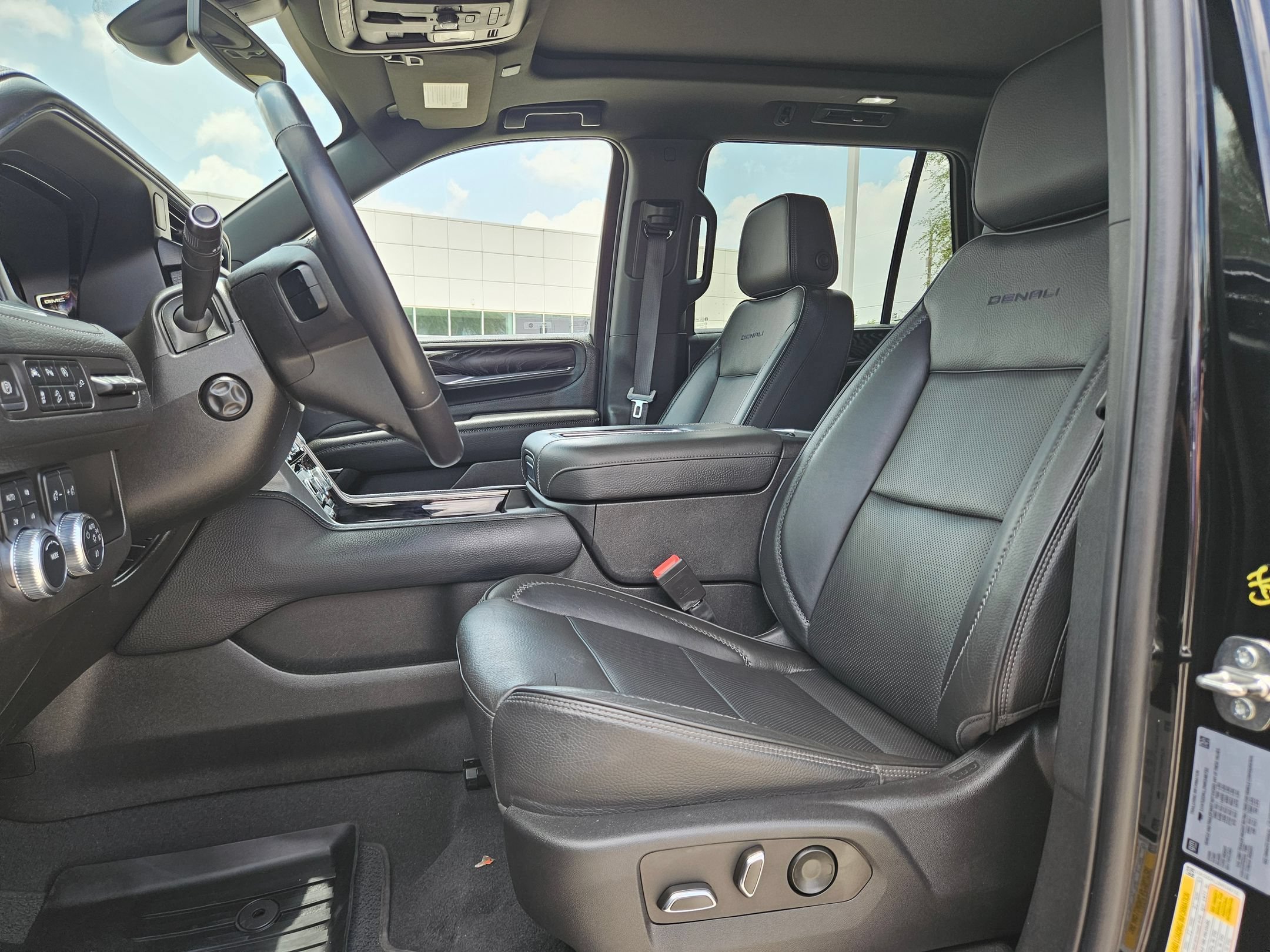 2022 GMC Yukon Denali - Photo 10