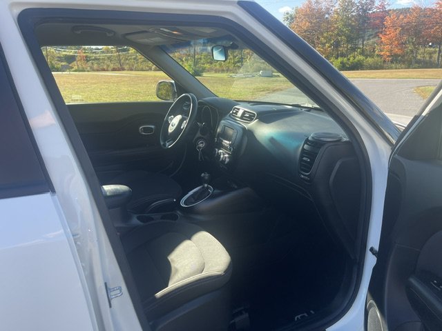 Used 2018 Clear White Kia Base image 12