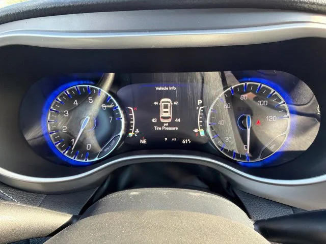 New 2027 White/off-white Chrysler Select image 14
