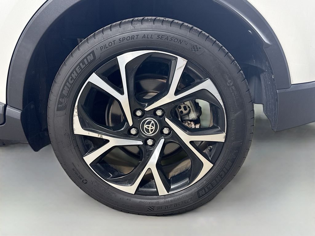 Used 2020 Blizzard Pearl w/Black Roof Toyota XLE image 9