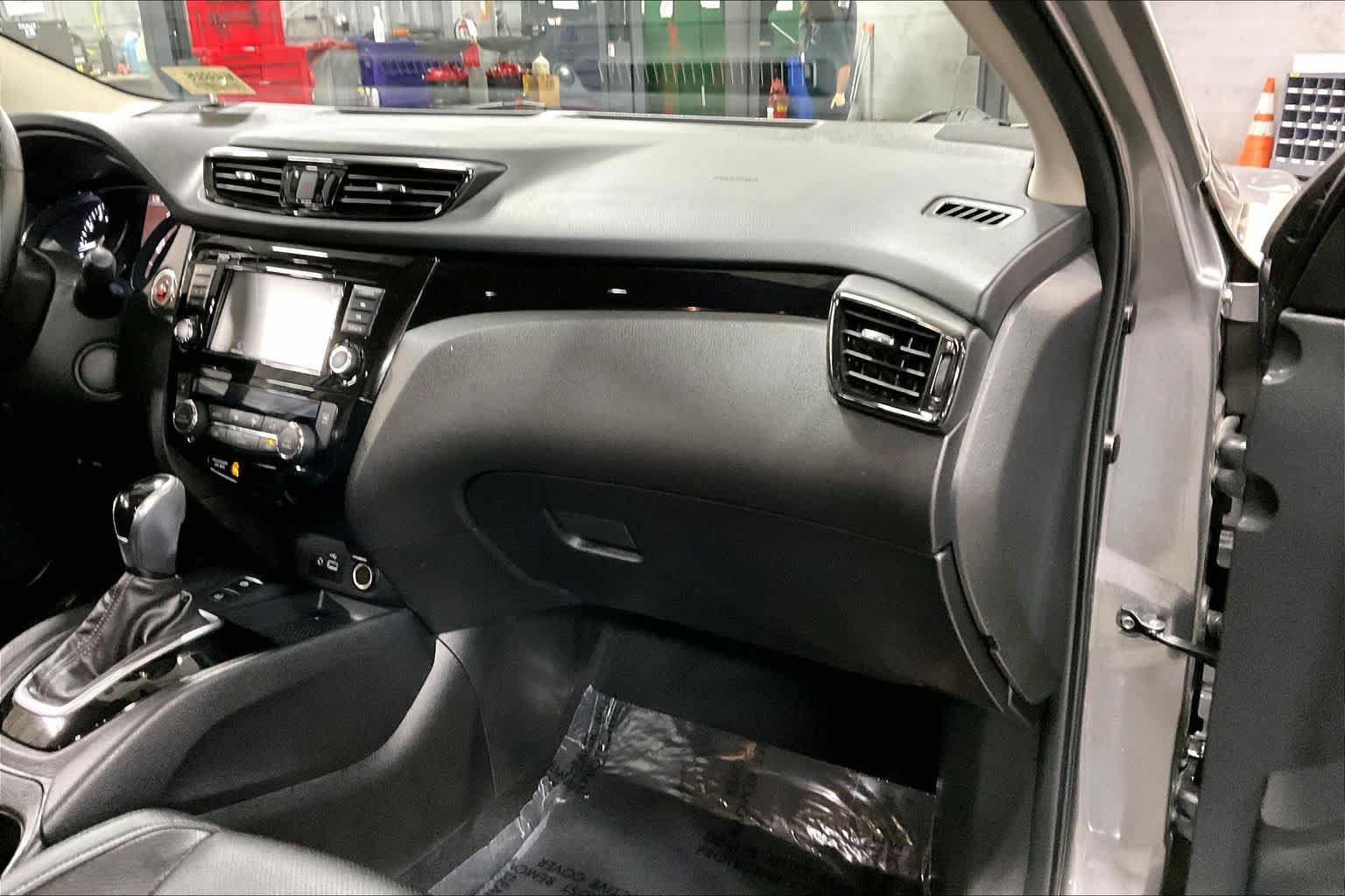 Used 2022 Gun Metallic Nissan SL image 18