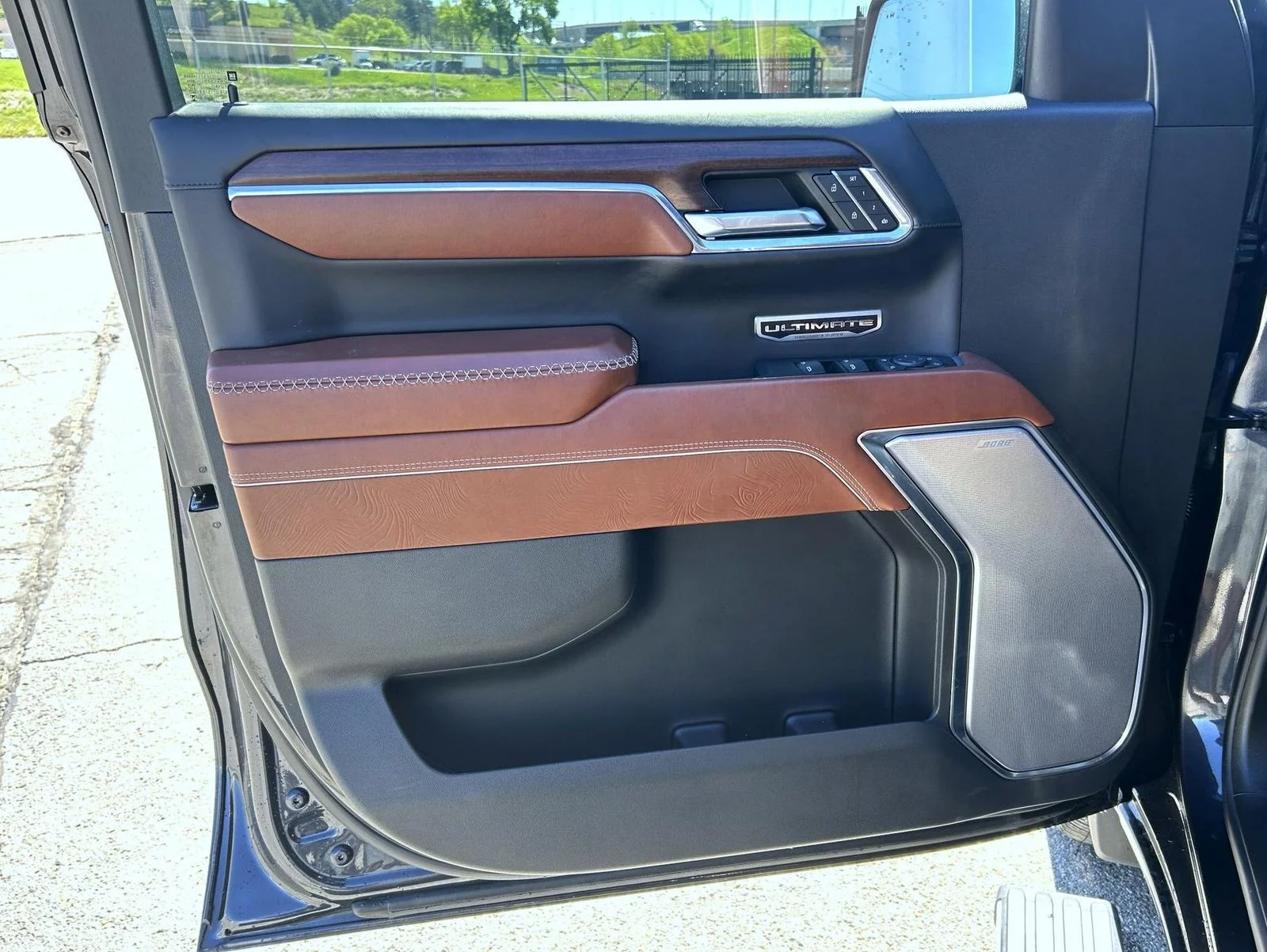 Used 2024 Silver GMC Denali Ultimate image 9