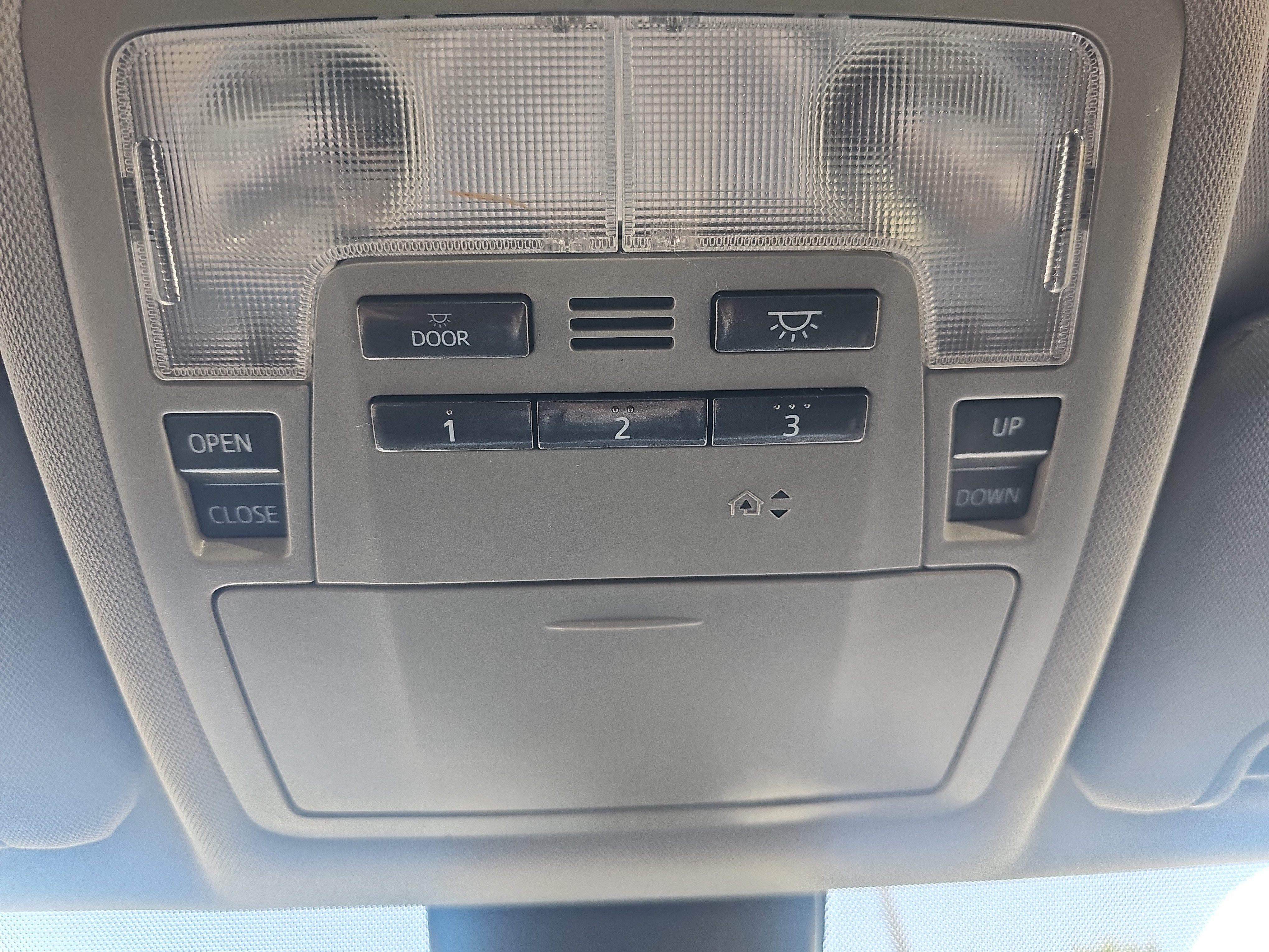 Used 2018 Predawn Gray Mica Toyota XLE image 27