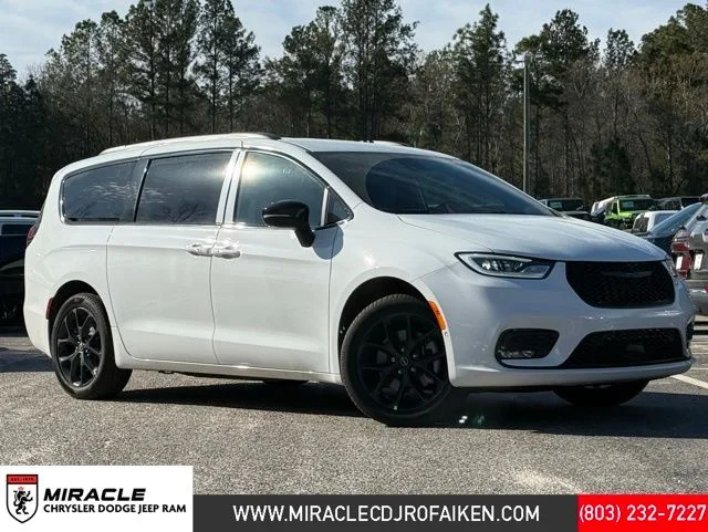 2026 Chrysler Pacifica Select AWD's photo