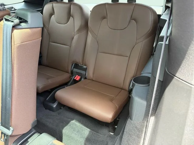 Used 2023 Black Volvo B6 Plus 7-Seater image 20