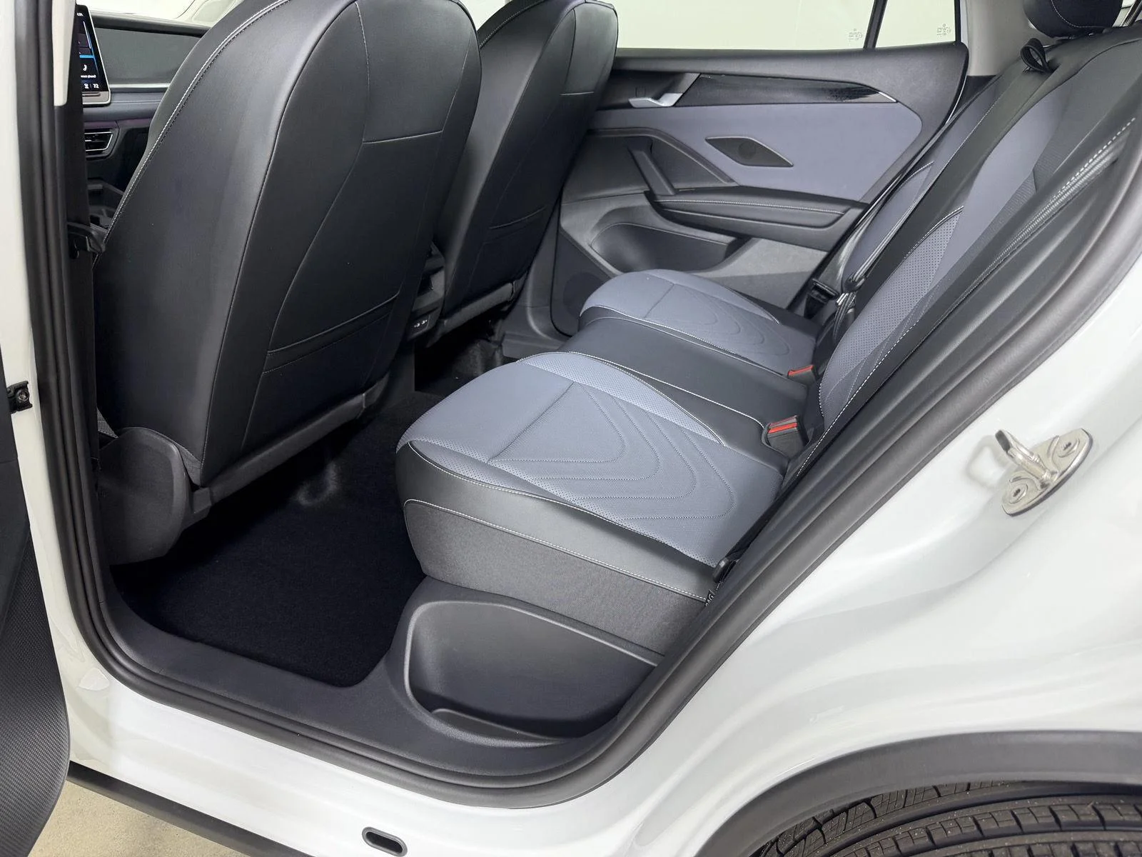 New 2026 Pure White Volkswagen SE image 22