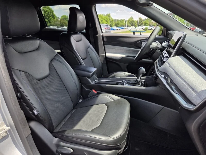 Used 2024 Silver Zynith Metallic Clearco JEEP LATITUDE image 17