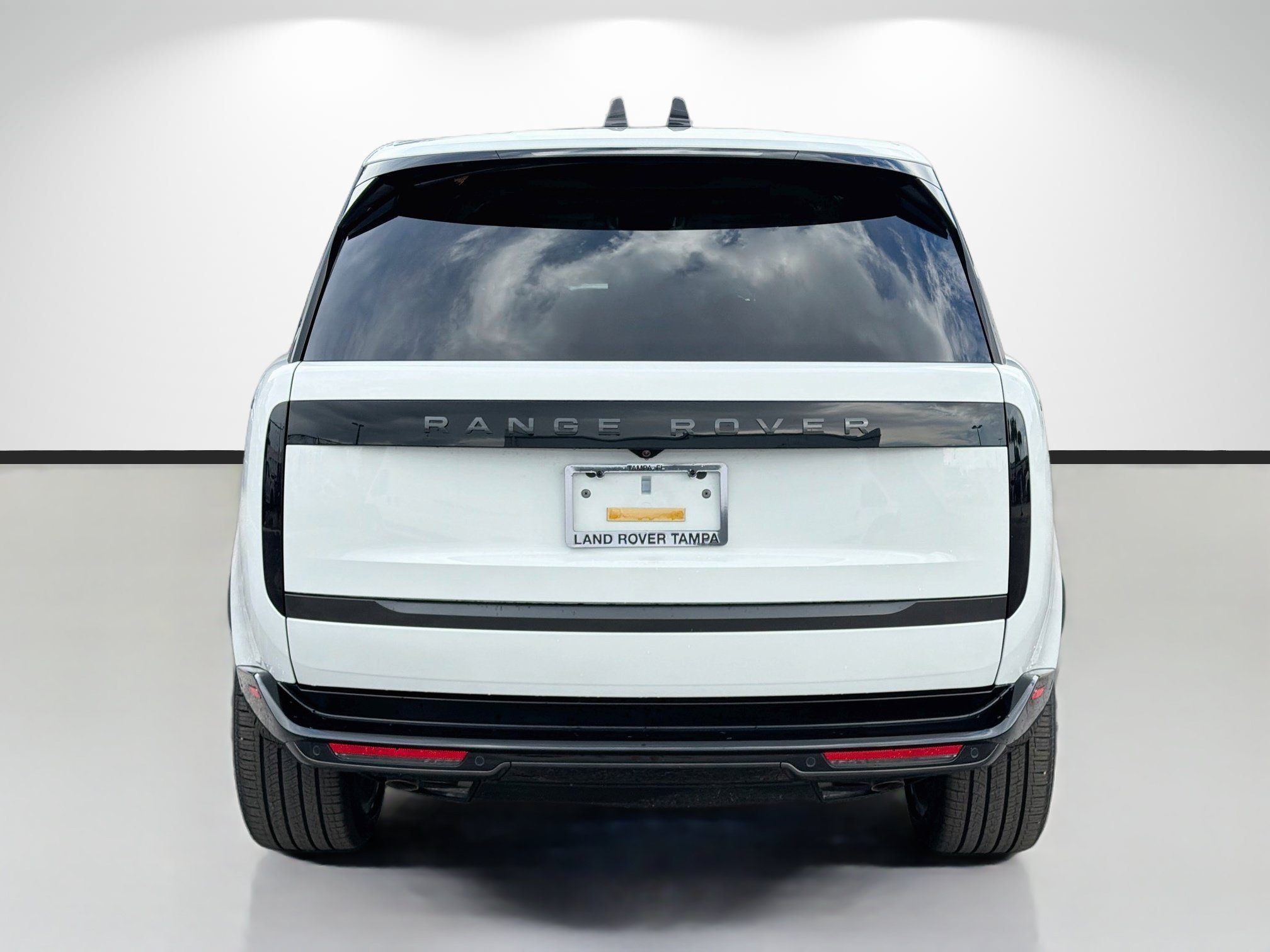 New 2026 Fuji White Land Rover SE image 4