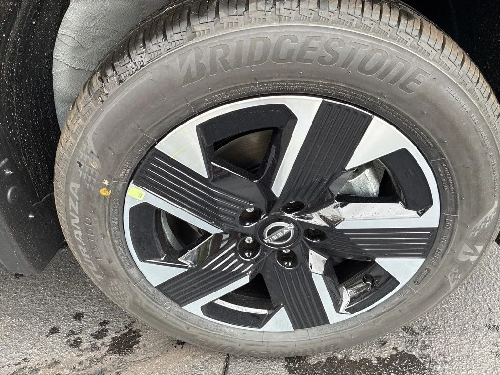 New 2026 Aspen White TriCoat / Super Black Two-tone Nissan SV image 9