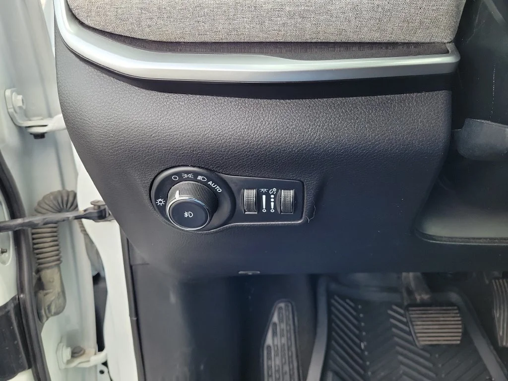 Used 2022 White Jeep Latitude image 28