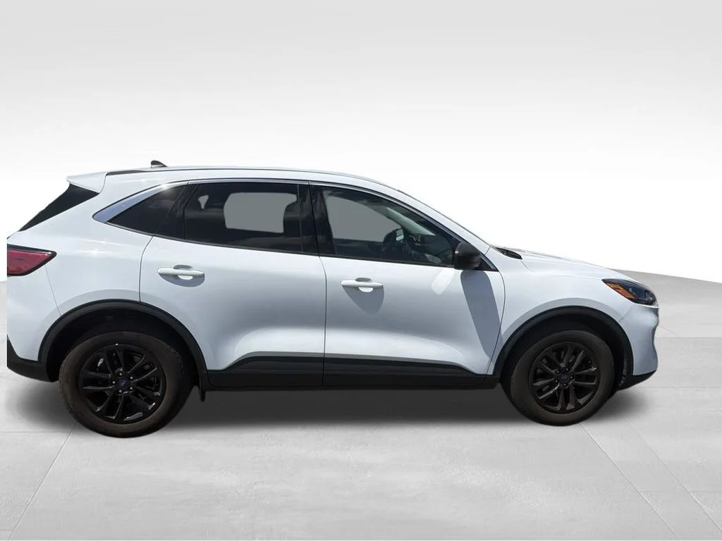 Used 2022 White Ford SE image 18