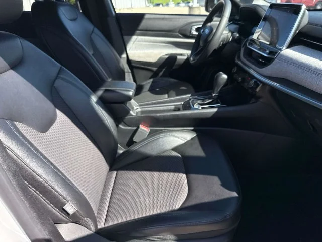 Used 2025 White Jeep Latitude image 20