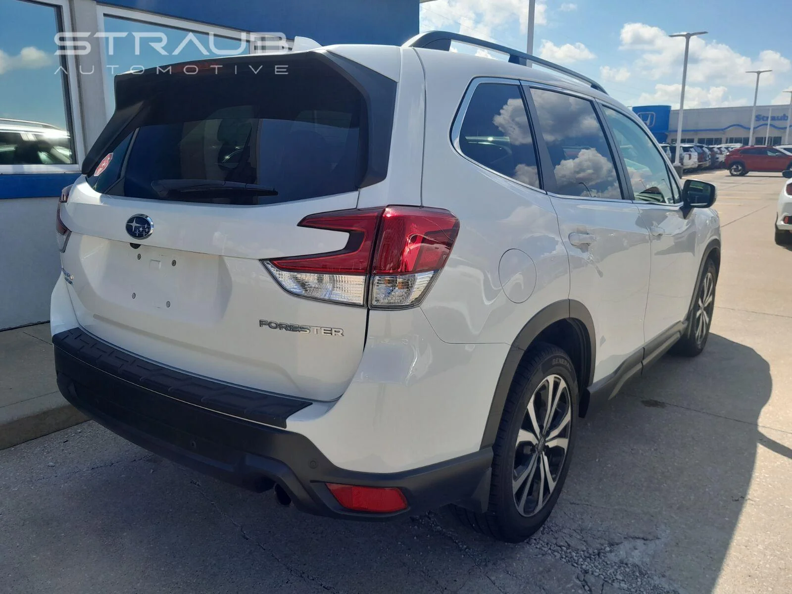 Used 2019 Crystal White Pearl Subaru Limited image 8