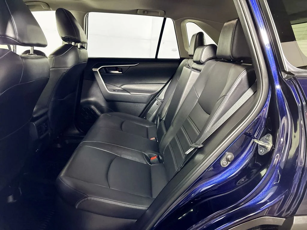 Used 2023  Toyota XLE Premium image 20