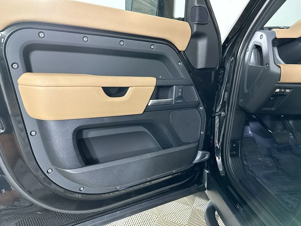New 2026 Santorini Black Land Rover S image 22
