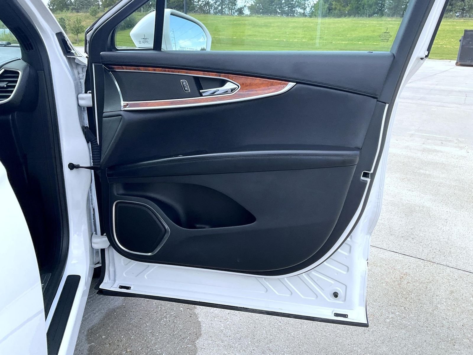 Used 2018 White Lincoln Reserve image 17
