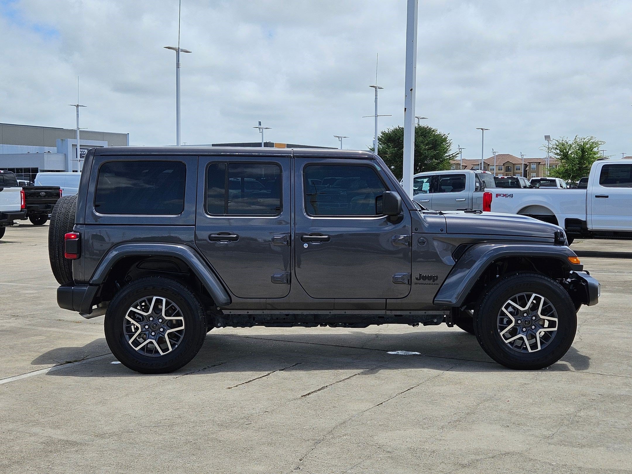 Used 2025 Granite Crystal Clearcoat Metallic Jeep Sahara image 2