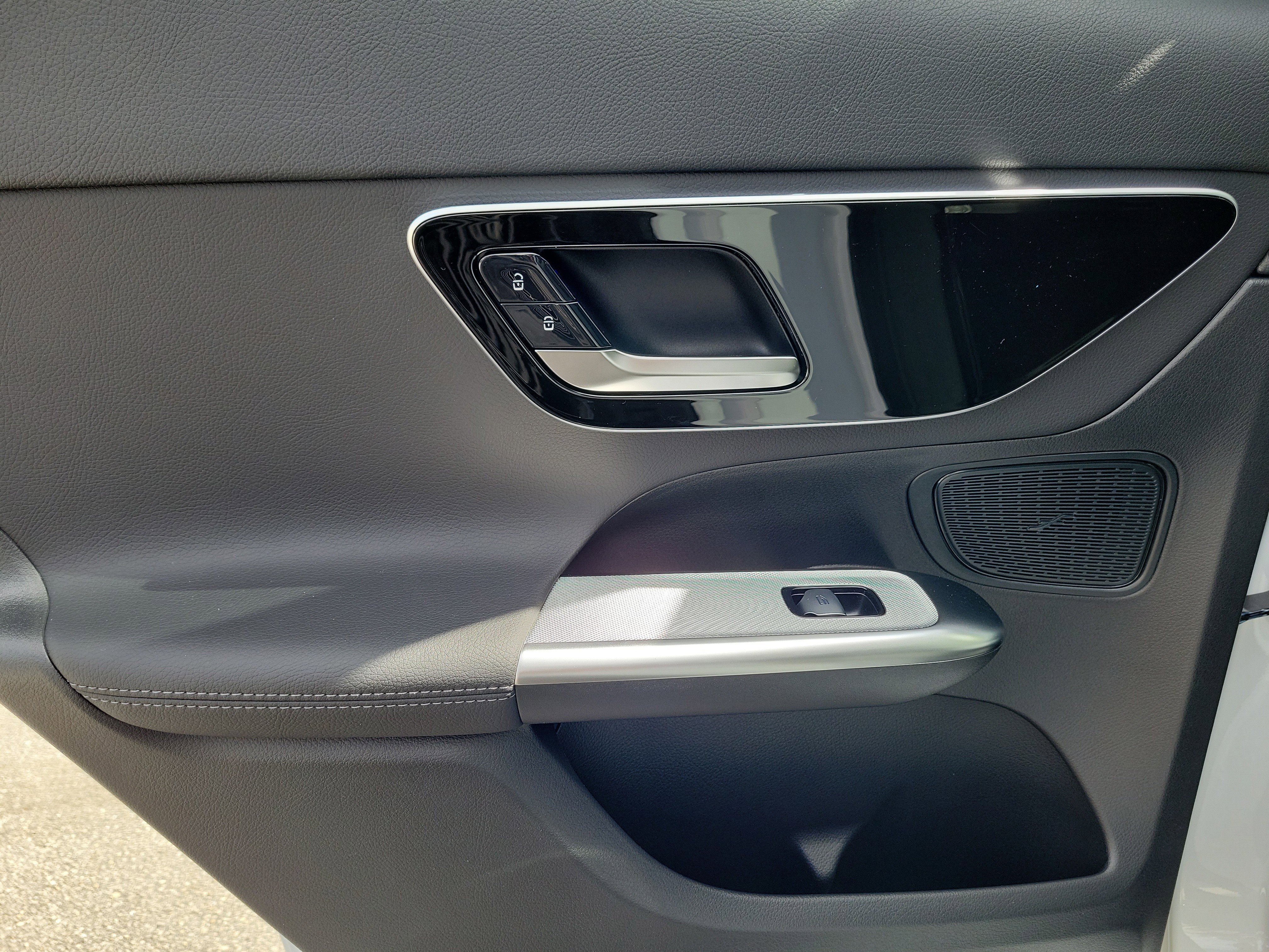New 2026 MANUFAKTUR Moonlight White Metallic Mercedes-Benz GLC 300 image 36
