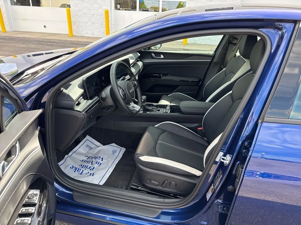 Used 2025 Yacht Blue Kia GT-Line image 13