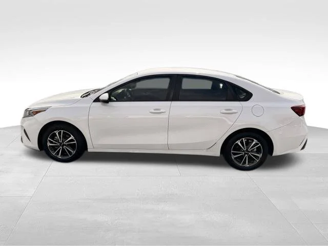 Used 2024 White Kia LXS image 10