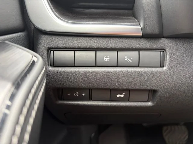 Used 2021 White Nissan Platinum image 18