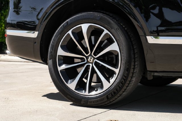 Used 2019 Black Crystal over Cricket Ball Bentley V8 image 83