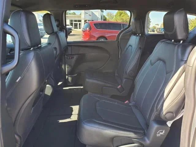 2026 Chrysler Pacifica Select - Photo 23
