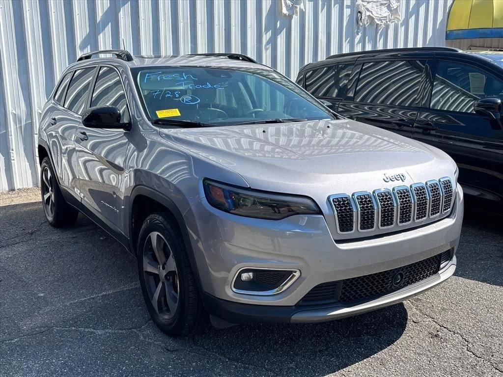 Used 2022 Silver Jeep Limited image 4
