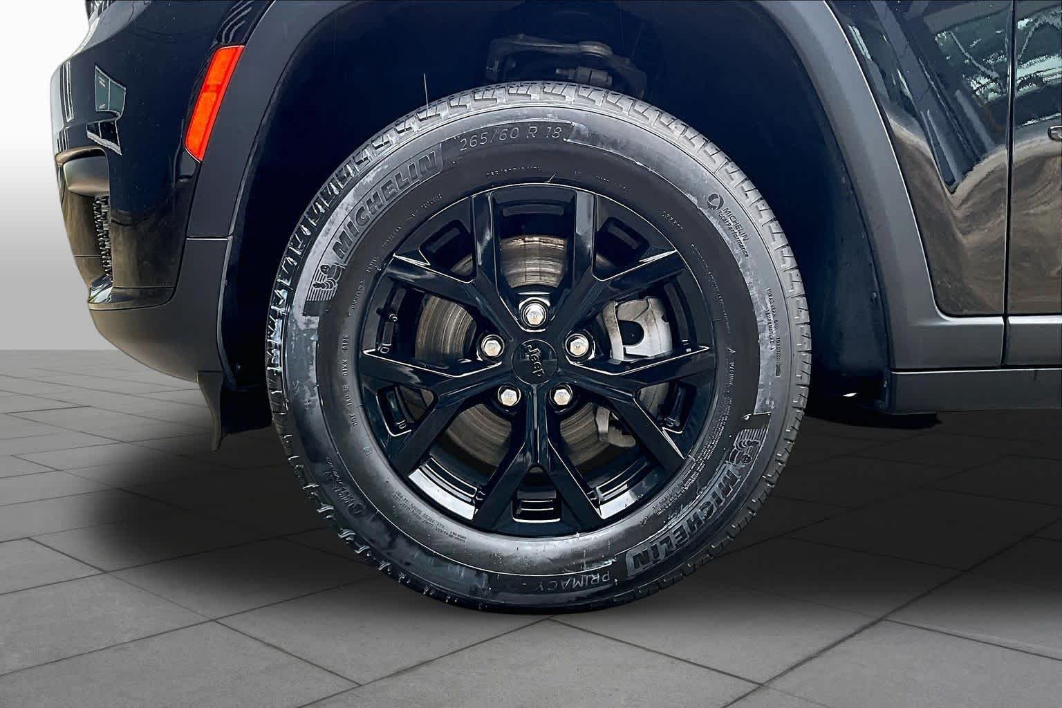 Used 2025 Diamond Black Crystal Pearlcoat Jeep Altitude X image 10
