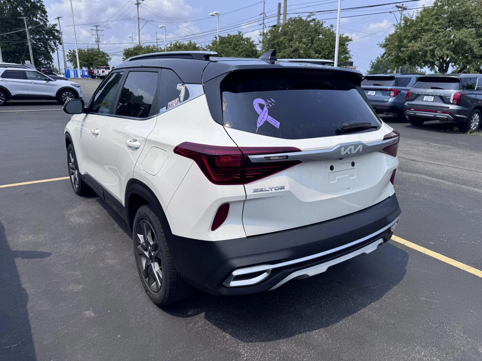 Used 2022 Clear White/Black Roof Kia S image 6