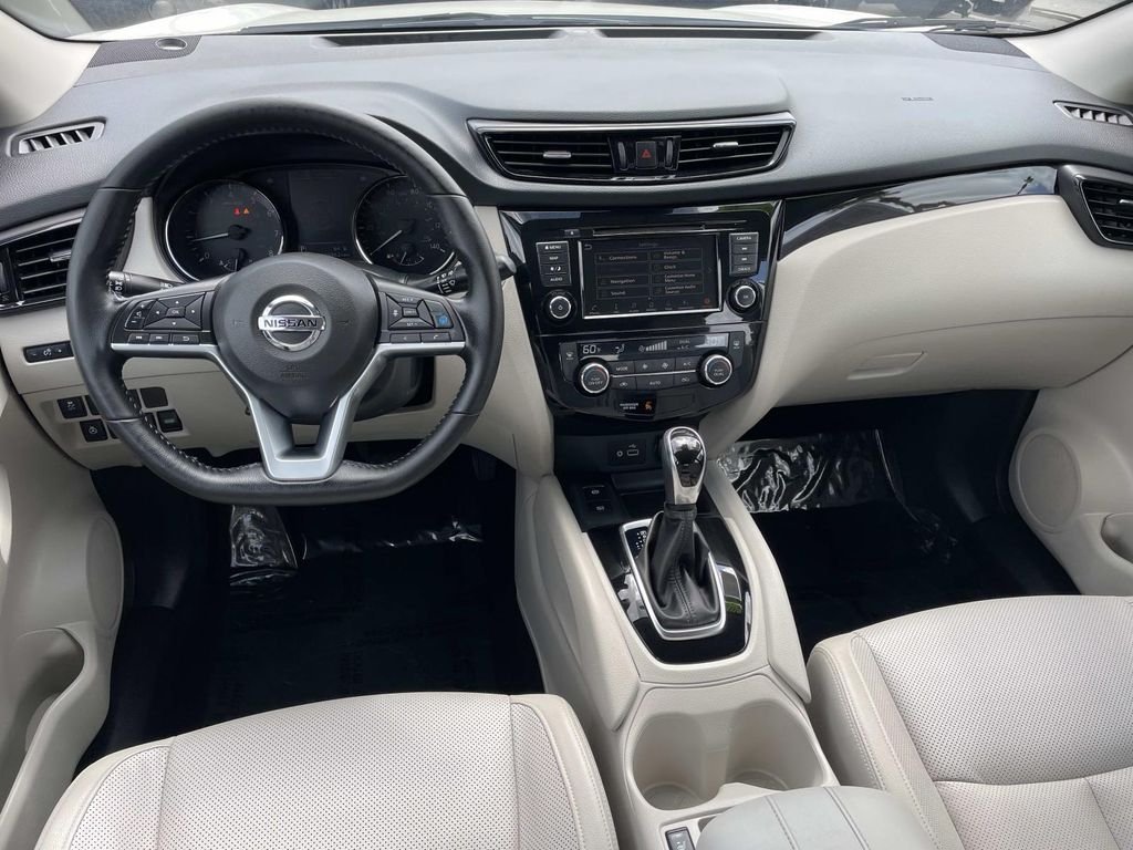 Used 2022 White Nissan SL image 24
