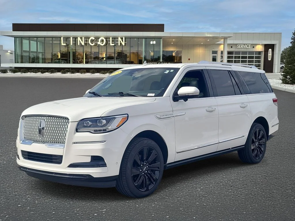 Certified Used 2023 White Lincoln Reserve image 2