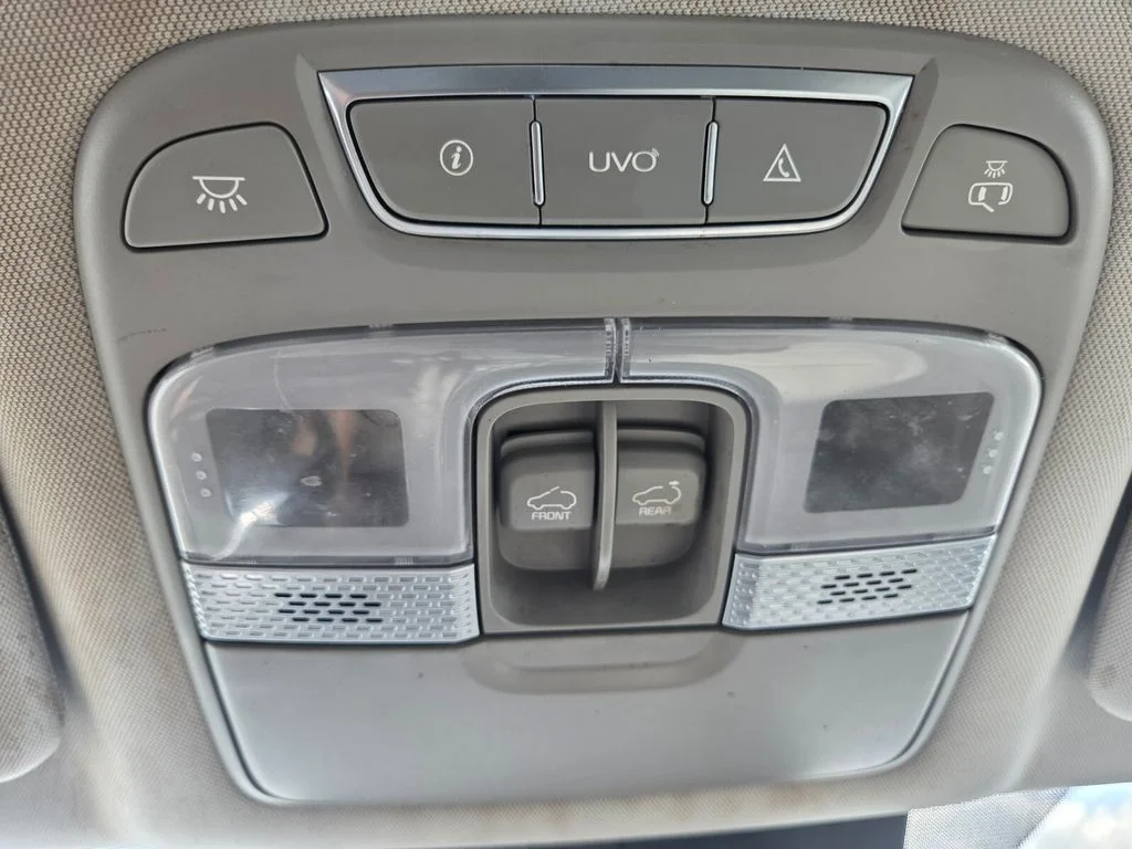 Used 2021 White Pearl Kia SX image 18