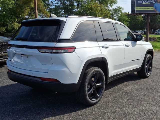New 2027 White/off-white Jeep Limited image 5