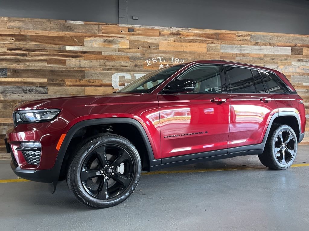 Used 2023 Velvet Jeep Limited image 17